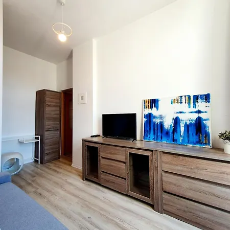 Iv & Parking アパート